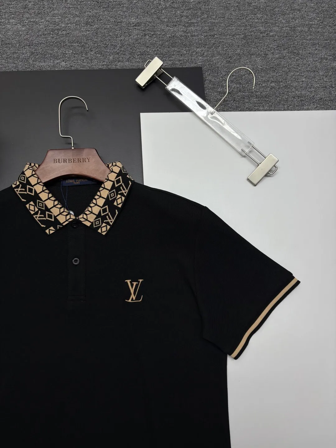 🅿️210 LV Louis Vuitton's new embroidered Polo shirt. Original fabric. Official same style. Made of 210 grams of pure cotton pique fabric, customized in the same vat dyeing fabric. It feels very comfortable and smooth. The version is quite wide and stylish. Produced by a first-line brand factory. Imported Behringer embroidery machine. The embroidery is full and textured. The collar rib is woven with imported yarn. It will not deform after long-term wear. The latest style for spring and summer. Fashionable and individual. Super versatile and good-looking. It is very suitable for both men and women. A must-have item. Color: black, white, apricot, royal blue. Size: M-XXXL
